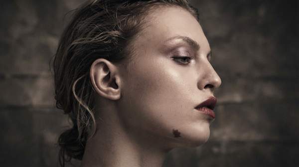 Editorial illustration for How to Master the Anti-Blush Trend for a Naturally Sculpted Look